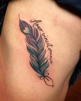 Tatouage plume avec des écritures sur les côtes